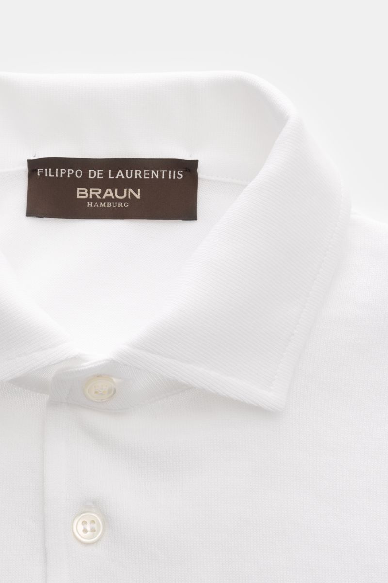 Close-up front view of Filippo de Laurentiis Kurzarm-Strickpolo weiß featuring a knitted polo collar, three-button placket, and fine ribbed cuffs.

Summer feeling von FILIPPO DE LAURENTIIS: Dieses Strickpolo aus leichtem Baumwoll-Strick wird zum smarte