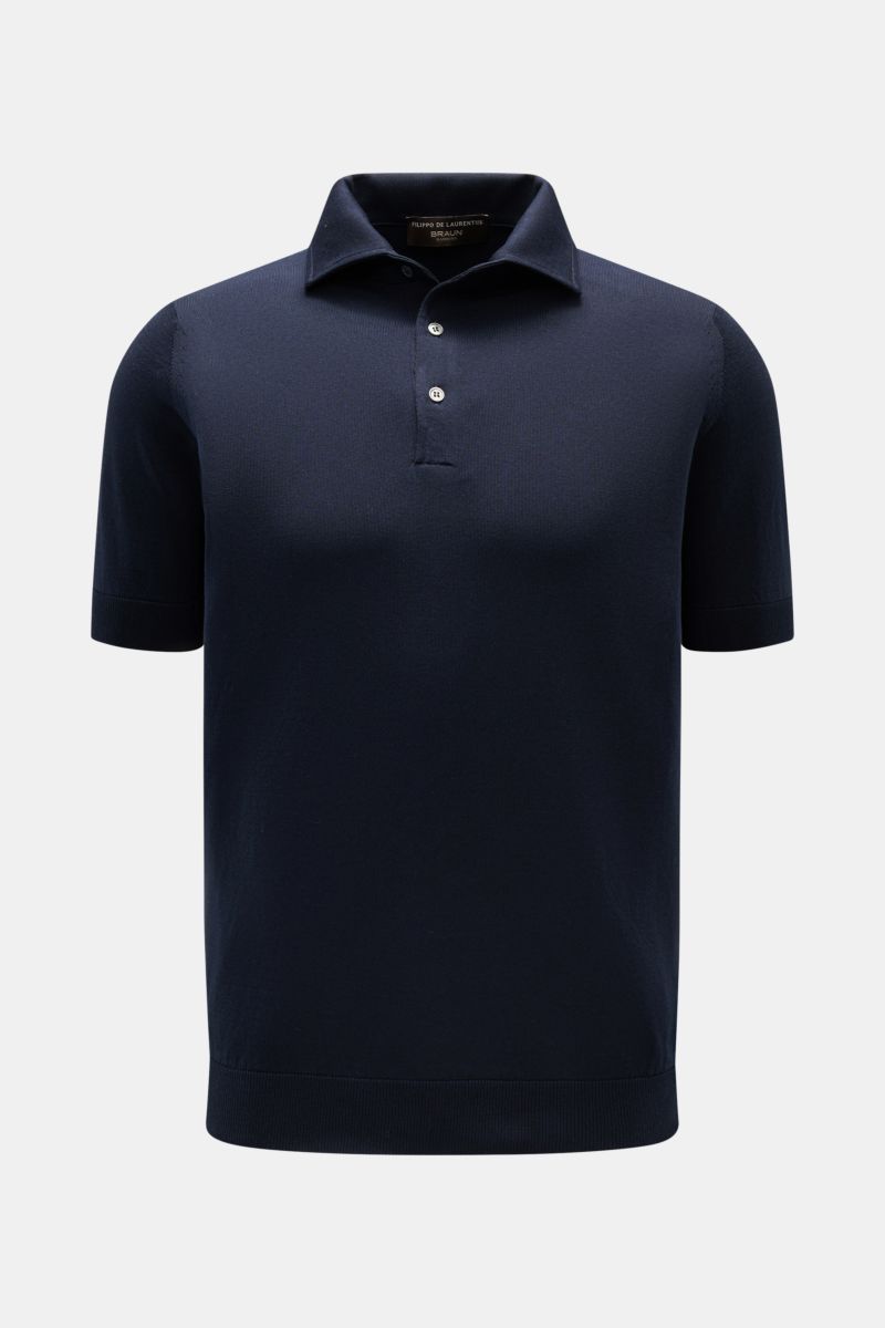 Front view of Filippo de Laurentiis Kurzarm-Strickpolo navy, a slim fit short-sleeve knit polo in pure cotton with a soft touch, knitted collar, three-button placket, and fine rib cuffs. 

Description: Summer feeling von FILIPPO DE LAURENTIIS: Dieses S