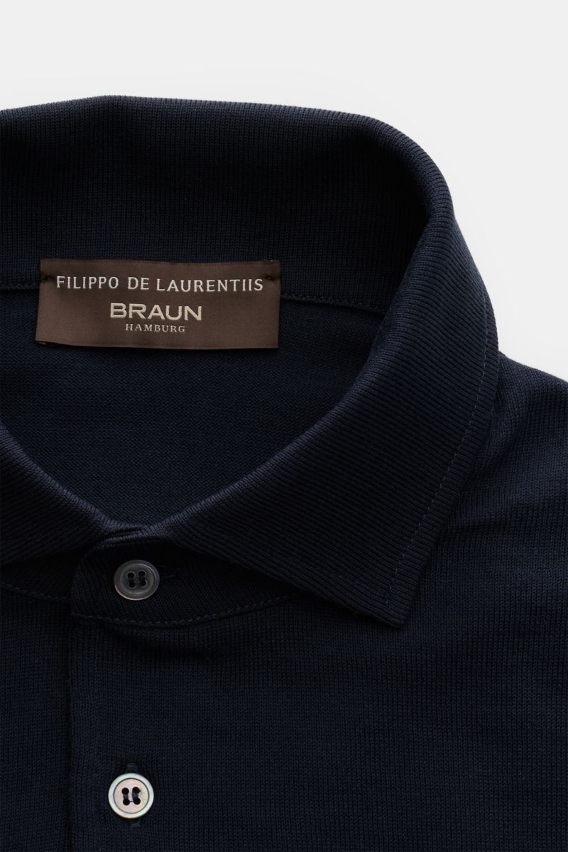 Close-up front view of Filippo de Laurentiis Kurzarm-Strickpolo navy with knitted collar and two buttons, showcasing fine ribbed cuffs and soft cotton knit.

Summer feeling von FILIPPO DE LAURENTIIS: Dieses Strickpolo aus leichtem Baumwoll-Strick wird 