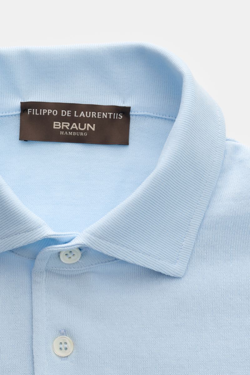 Close-up front view of Filippo de Laurentiis Kurzarm-Strickpolo hellblau showing light blue fine knit cotton fabric, knitted polo collar, and white three-button placket.

Summer feeling von FILIPPO DE LAURENTIIS: Dieses Strickpolo aus leichtem Baumwoll