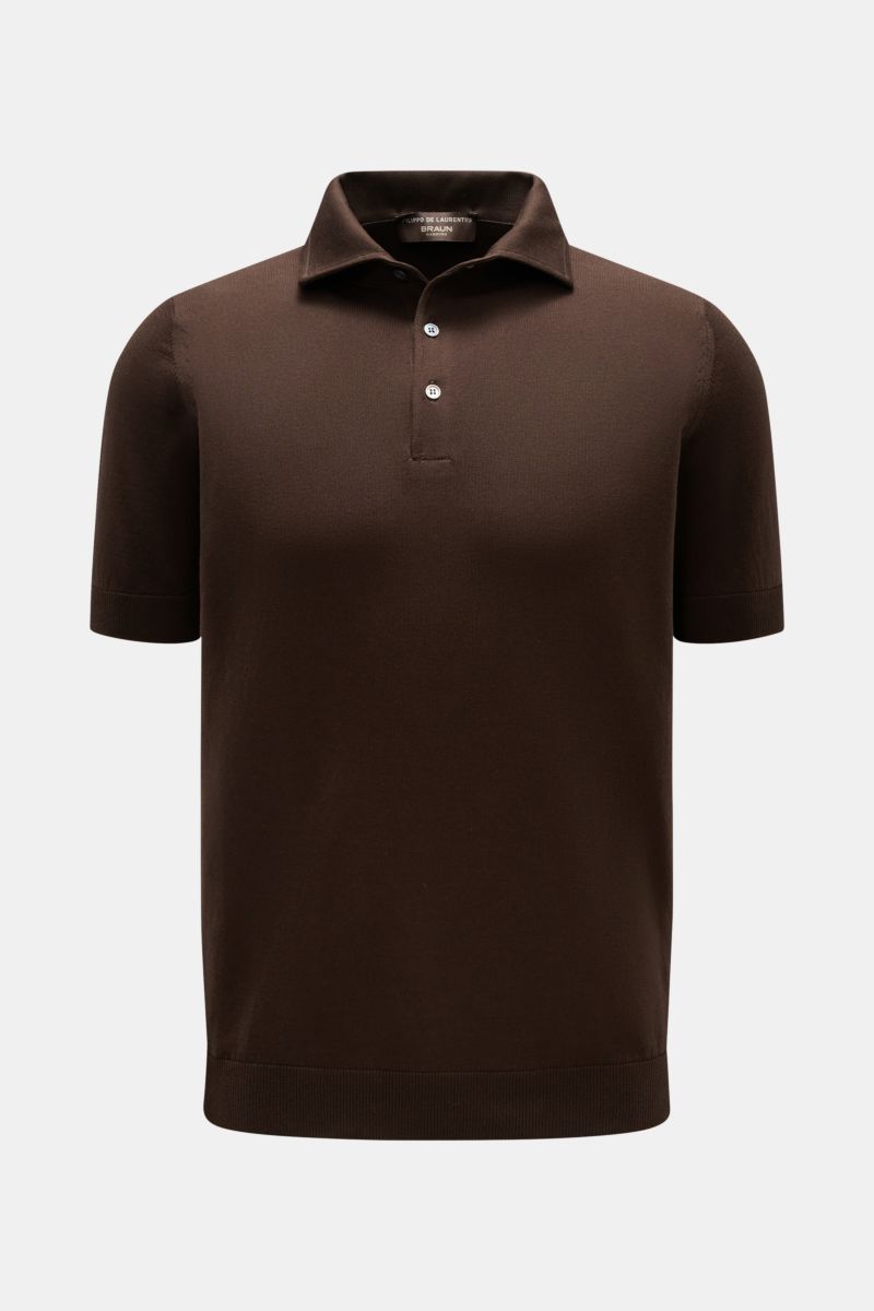 Front view of Filippo de Laurentiis Kurzarm-Strickpolo dunkelbraun, a slim fit dark brown short-sleeve knit polo with a knitted collar and three-button placket.

Summer feeling von FILIPPO DE LAURENTIIS: Dieses Strickpolo aus leichtem Baumwoll-Strick w