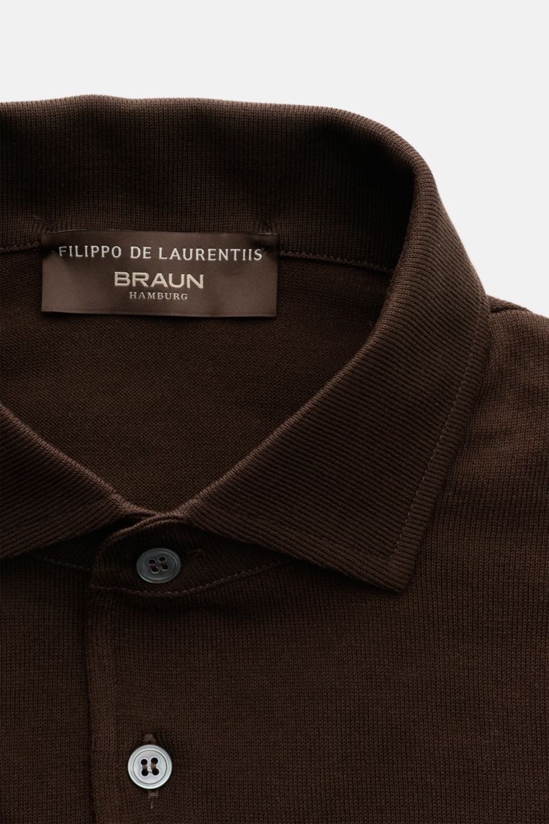 Close-up front view of the Filippo de Laurentiis Kurzarm-Strickpolo dunkelbraun showing the collar and buttons, made of pure cotton, fine knit, soft touch, slim fit, knitted polo collar, three-button placket, fine ribbed cuffs. Summer feeling von FILIP