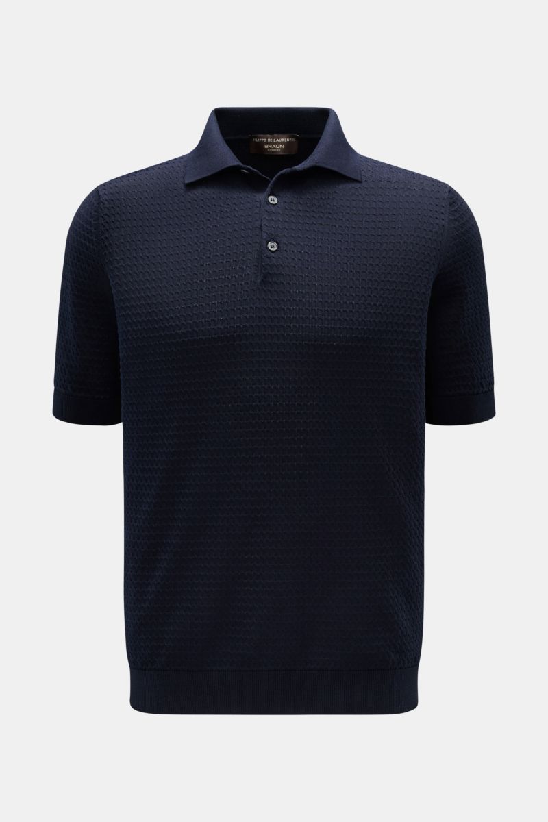 Front view of Filippo de Laurentiis Kurzarm-Strickpolo navy, a slim fit short sleeve knit polo in pure cotton with fine textured knit, knitted collar, three-button placket, and ribbed cuffs. Darf es etwas neues sein? FILIPPO DE LAURENTIIS präsentiert d