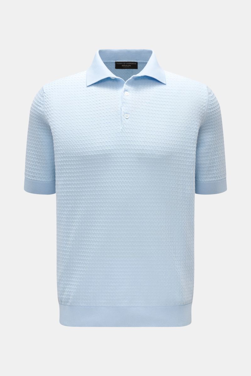 Front view of Filippo de Laurentiis Kurzarm-Strickpolo pastellblau in light blue, featuring fine textured cotton knit, slim fit, knitted polo collar, three-button placket, and ribbed cuffs. Darf es etwas neues sein? FILIPPO DE LAURENTIIS präsentiert di