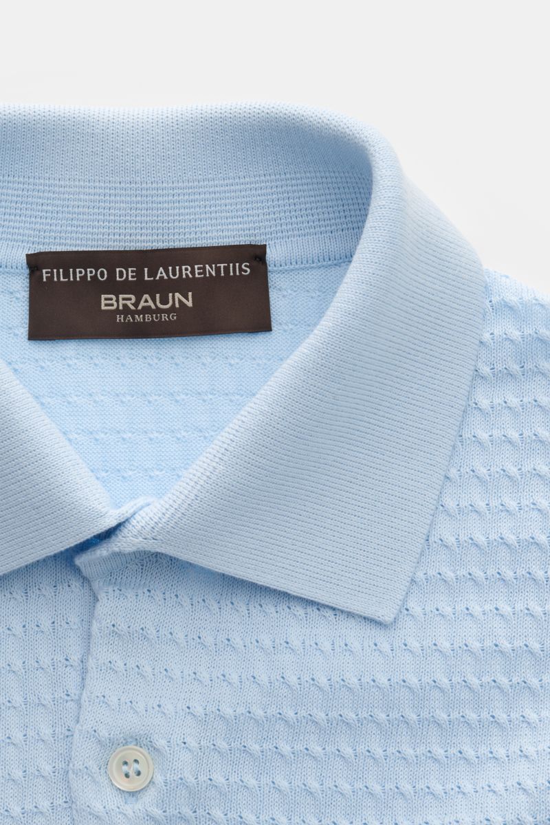 Close-up front view of Filippo de Laurentiis Kurzarm-Strickpolo pastellblau showing its knitted polo collar, three-button placket, and fine textured cotton knit.

Darf es etwas neues sein? FILIPPO DE LAURENTIIS präsentiert dieses Strickpolo aus luftige