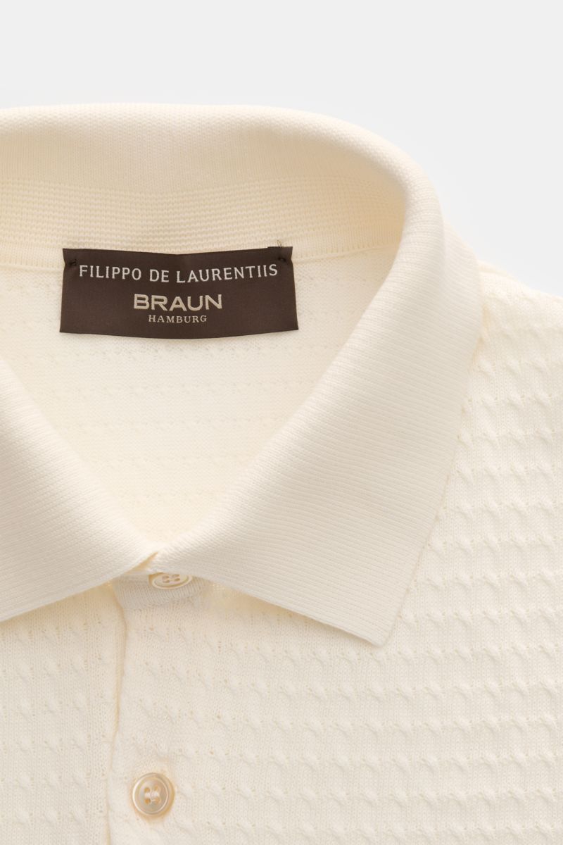 Close-up front view of the Filippo de Laurentiis Kurzarm-Strickpolo offwhite, showcasing its knitted polo collar, three-button placket, and fine textured cotton fabric with a slightly grainy feel. Darf es etwas neues sein? FILIPPO DE LAURENTIIS präsent