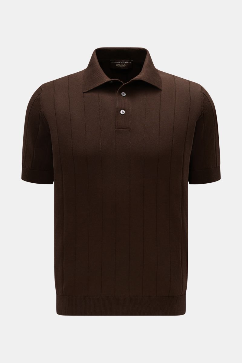 Filippo de Laurentiis Kurzarm-Strickpolo dunkelbraun, frontal fotografiert, reine Baumwolle, feiner Strick, Slim Fit, Polokragen, Drei-Knopf-Leiste, Rippbündchen.
