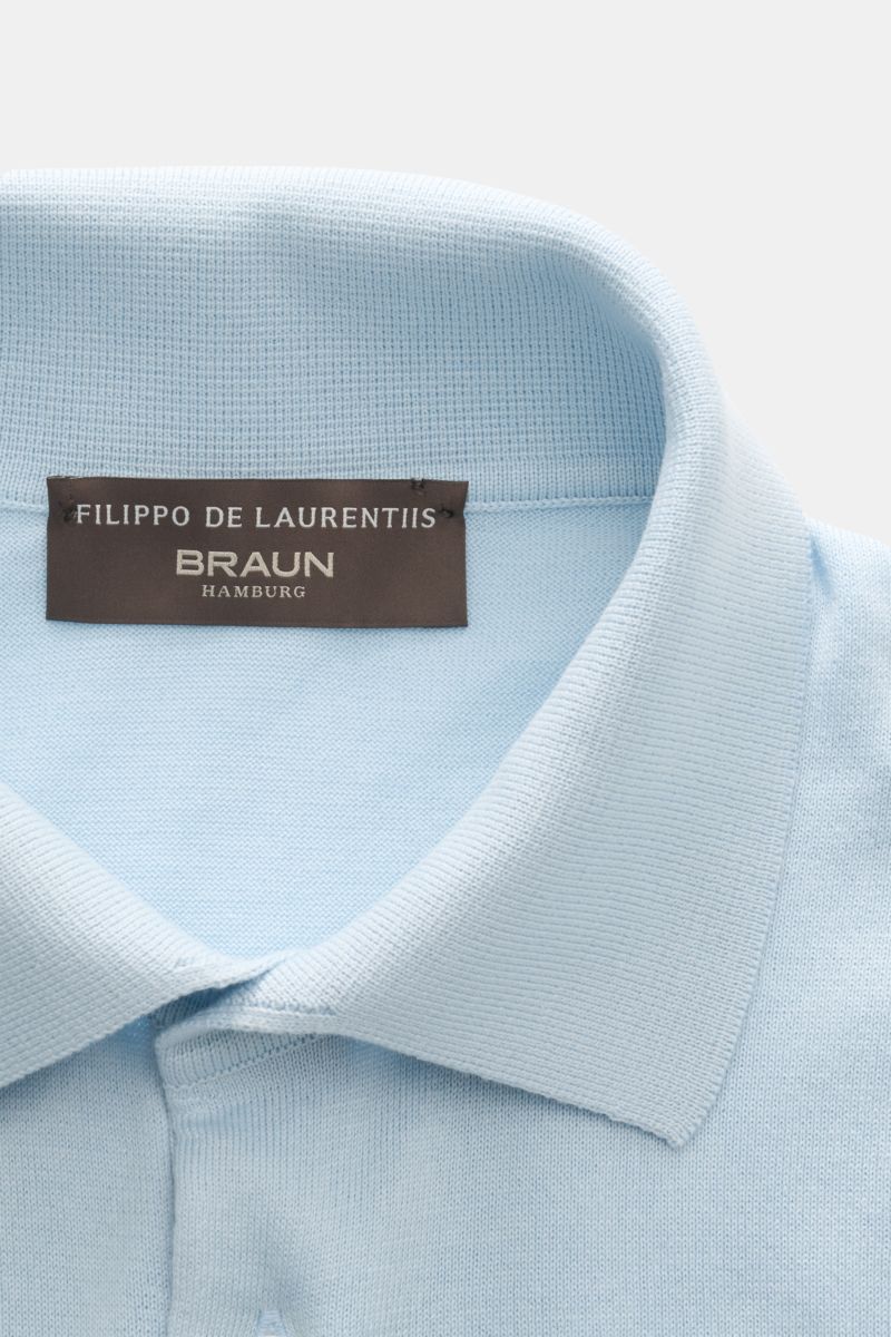 Close-up front view of Filippo de Laurentiis Kurzarm-Strickpolo pastellblau showing the soft knit collar and label, made of pure cotton with slim fit.
