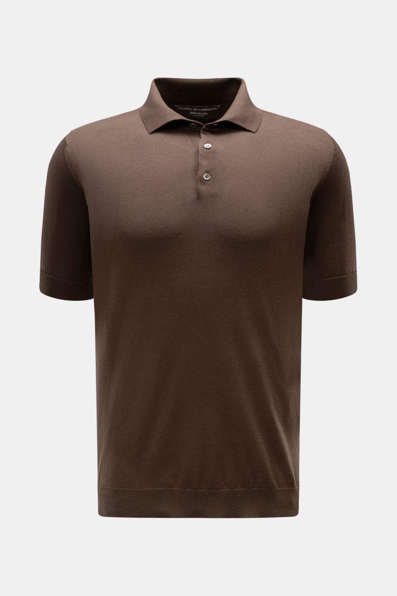 Front view of Filippo de Laurentiis Kurzarm-Strickpolo dunkelbraun, a slim fit short-sleeve knit polo made of pure cotton with soft texture, fine knit pattern, tailored polo collar, smooth three-button placket, and fine ribbed cuffs. Ein perfektes Somm