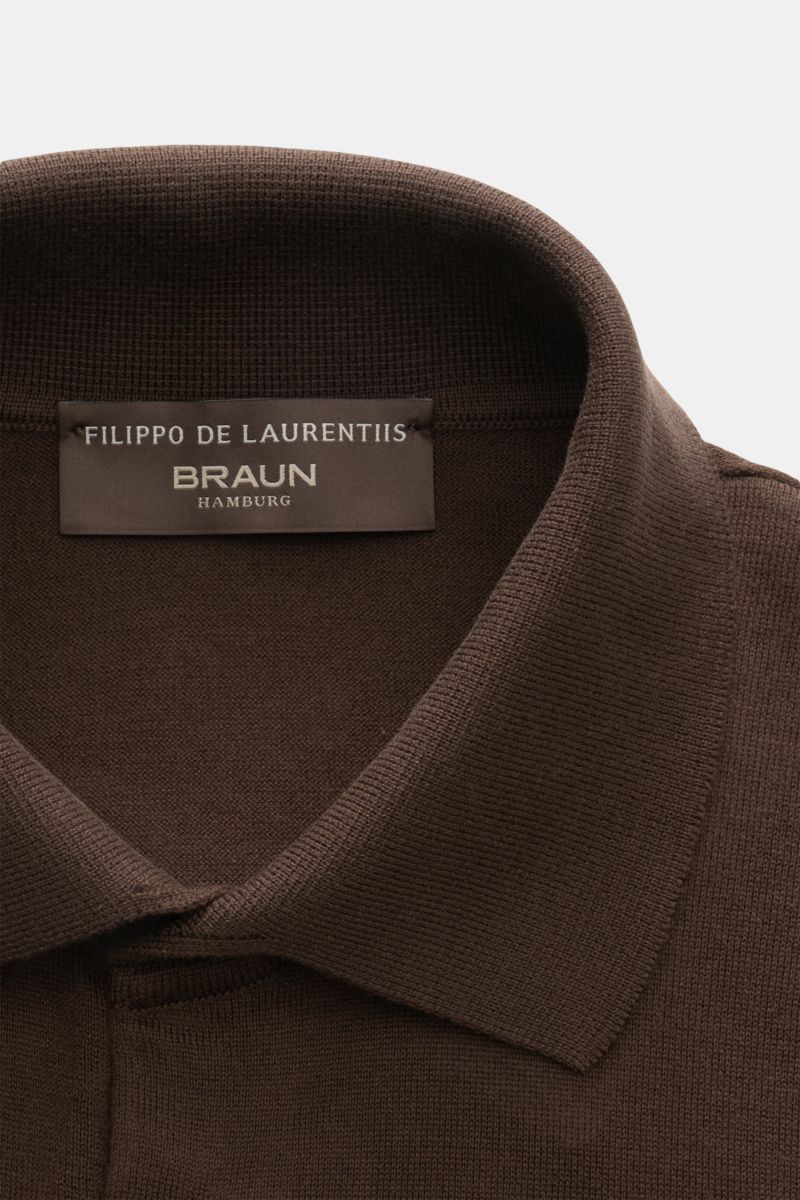 Close-up front view of Filippo de Laurentiis Kurzarm-Strickpolo dunkelbraun showing soft knit fabric, tailored collar, and label. Ein perfektes Sommer-Basic: Das Kurzarm-Strickpolo von FILIPPO DE LAURENTIIS besticht mit softer Haptik und zeitlosem Desi