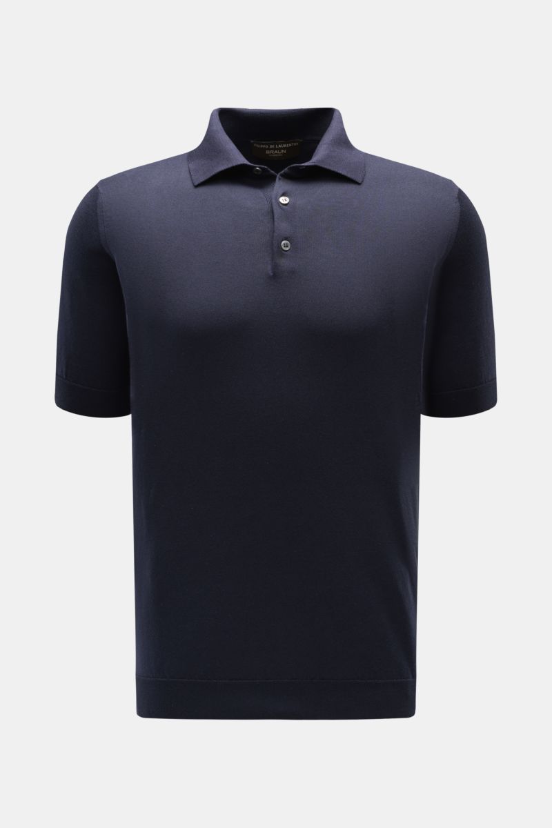 Front view of Filippo de Laurentiis Kurzarm-Strickpolo navy, a slim fit short-sleeve knit polo in pure cotton with soft touch, fine knit texture, tailored collar, smooth three-button placket, and fine ribbed cuffs. Ein perfektes Sommer-Basic: Das Kurza