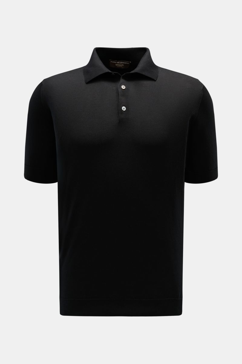 Front view of Filippo de Laurentiis Kurzarm-Strickpolo schwarz, a slim-fit black short-sleeve knit polo in pure cotton with soft touch, fine knit, tailored collar, smooth three-button placket, and ribbed cuffs.