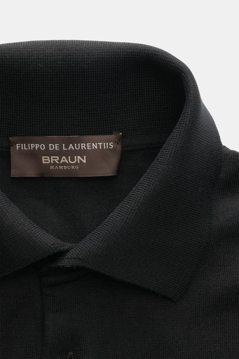 Close-up front view of Filippo de Laurentiis Kurzarm-Strickpolo schwarz showing its pure cotton, soft knit texture, slim fit, tailored collar, smooth three-button placket, and fine ribbed cuffs.