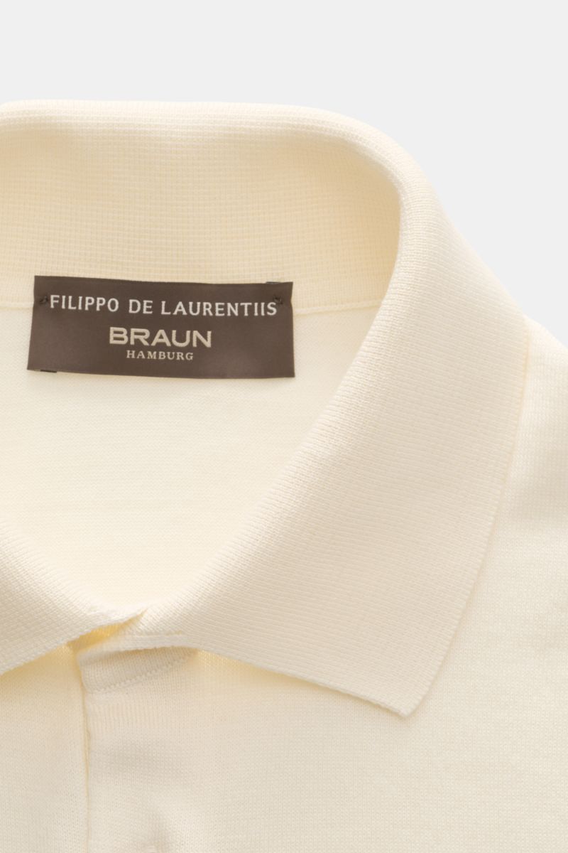 Close-up front view of Filippo de Laurentiis Kurzarm-Strickpolo creme showing soft cotton knit, slim fit, tailored collar, smooth three-button placket, and fine ribbed cuffs.
