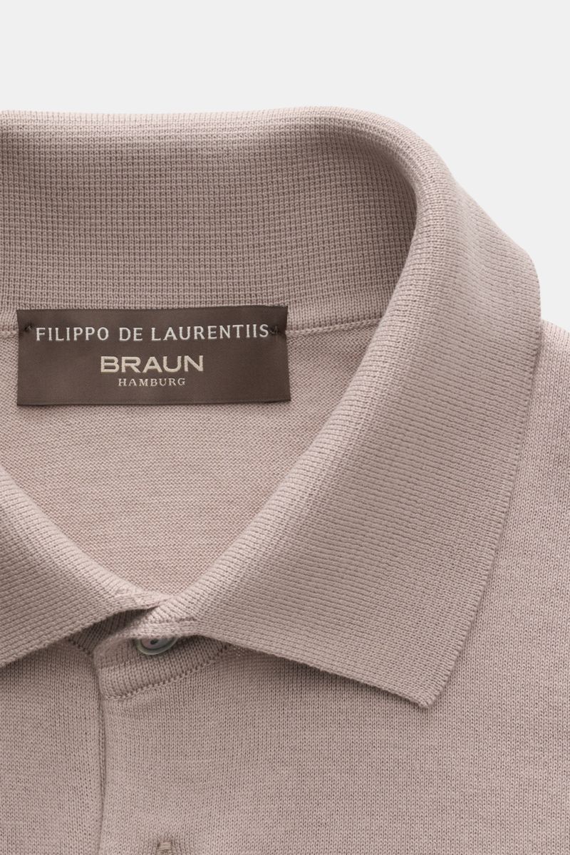Close-up front view of the Filippo de Laurentiis Kurzarm-Strickpolo taupe showing a soft-knit texture, tailored collar, and smooth three-button placket. Ein perfektes Sommer-Basic: Das Kurzarm-Strickpolo von FILIPPO DE LAURENTIIS besticht mit softer Ha