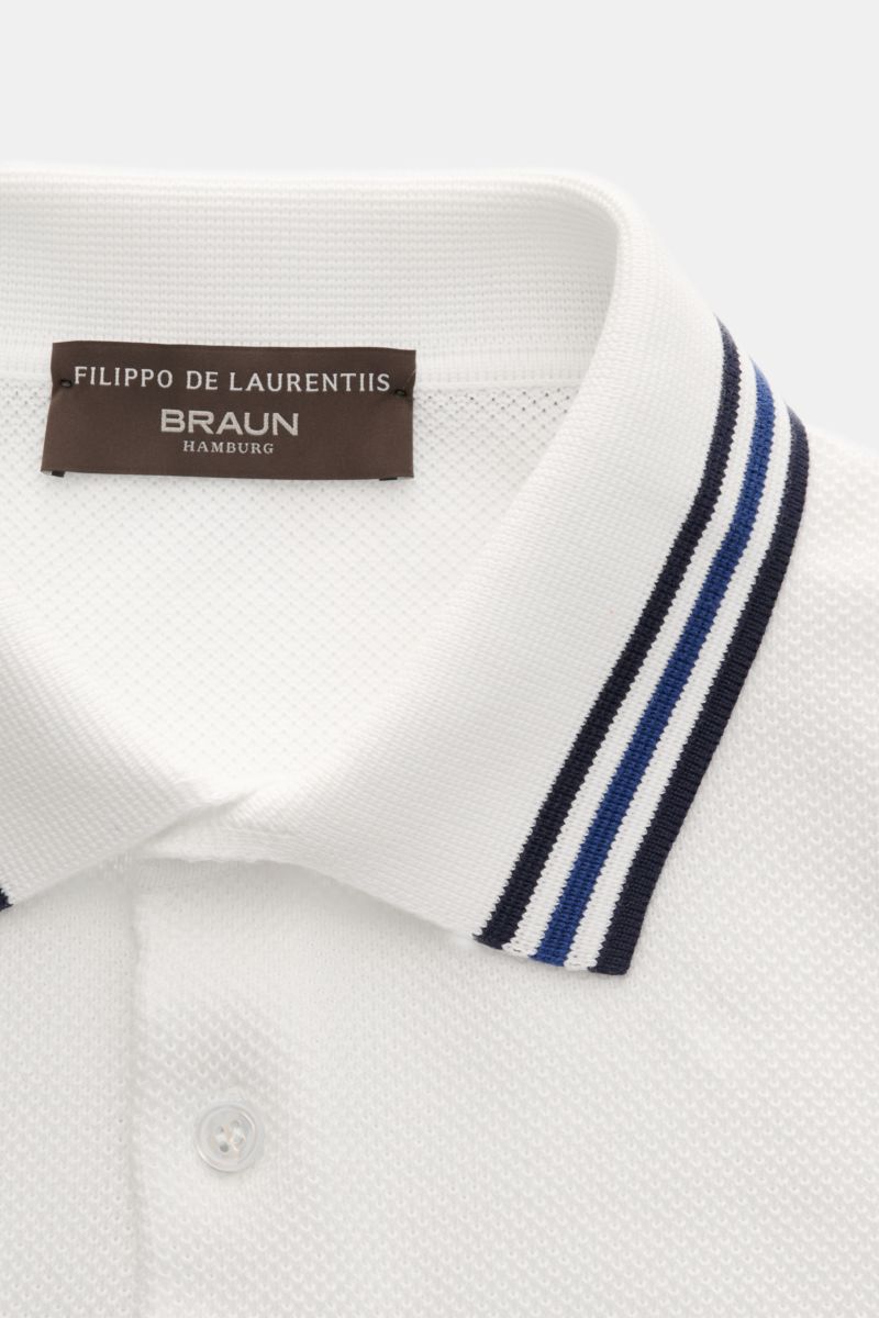 Close-up front view of Filippo de Laurentiis Short sleeve knit polo shirt white with fine textured knit, slim fit, and collar featuring contrasting navy and blue stripes.

Subtle luxury from FILIPPO DE LAURENTIIS – this knit polo in pure cotton in a fi