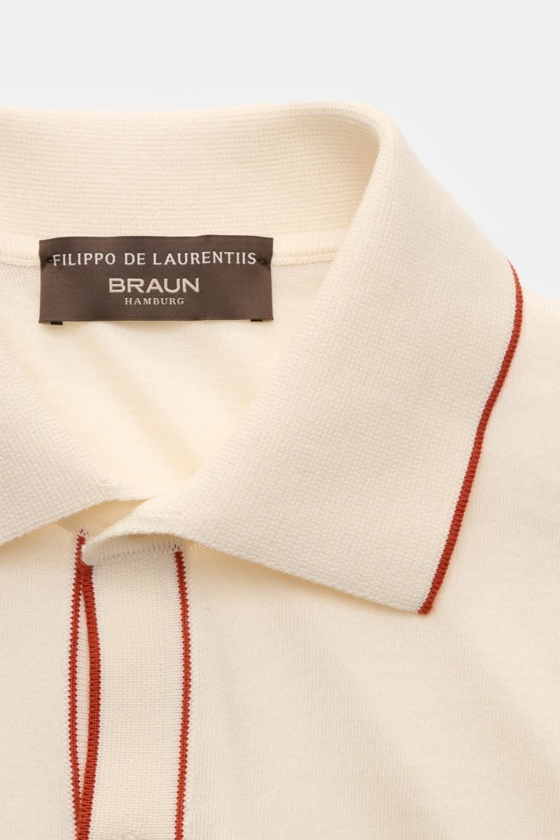 Filippo de Laurentiis Kurzarm-Strickhemd creme in Slim Fit, reine Baumwolle, weicher Griff, feines Strickbild, Polokragen, rote Kontraststreifen, Rippbündchen, Nahaufnahme von oben.