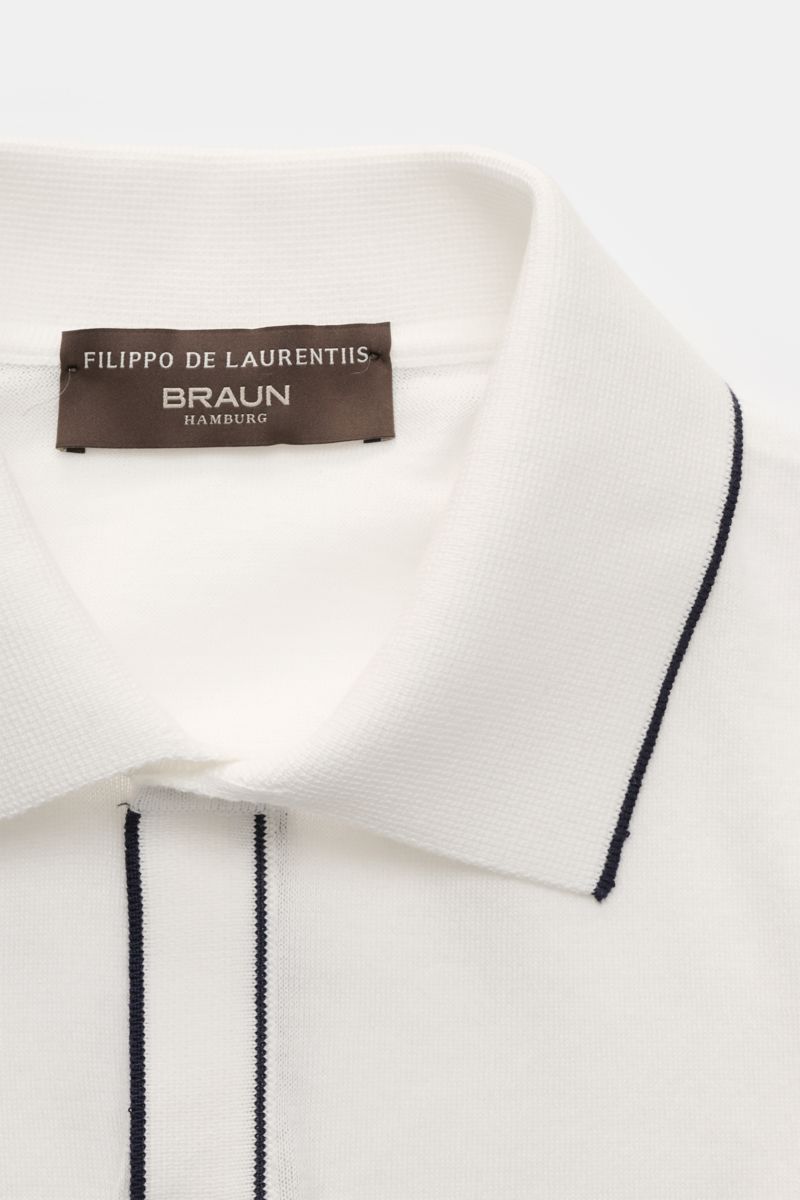 Filippo de Laurentiis Kurzarm-Strickhemd offwhite mit klassischem Polokragen, Kontraststreifen, weichem Griff und Slim Fit, Detailaufnahme von oben.