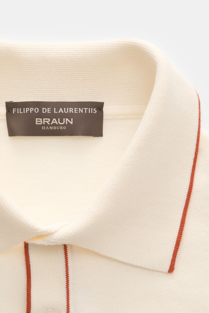 Filippo de Laurentiis Kurzarm-Strickpolo creme mit feinem Strick, Kontrastkanten, Slim Fit, Polokragen und Drei-Knopf-Leiste, Nahaufnahme von oben.