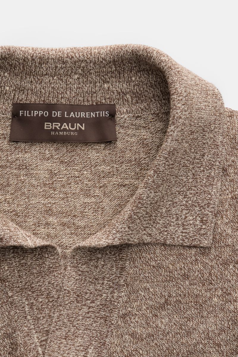 Filippo de Laurentiis Kurzarm-Strickpolo 'Skipper' braun/creme meliert, Nahaufnahme von oben, Leinen-Baumwollmix, weicher Griff, Slim Fit, Polokragen, offene Kragenleiste, Rippbündchen.