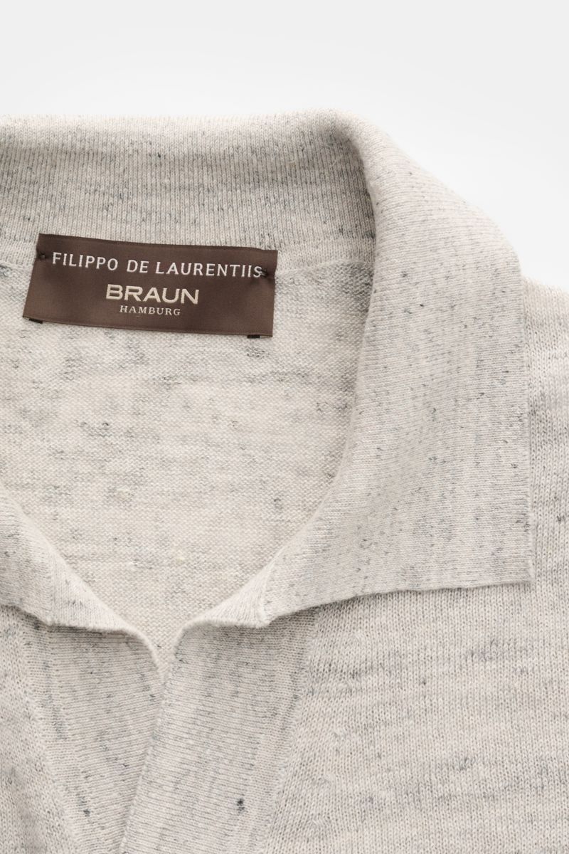 Filippo de Laurentiis Kurzarm-Strickpolo 'Skipper' grau/anthrazit meliert, Detailansicht von oben mit klassischem Polokragen, offener Kragenleiste, feinem Strickbild, weichem Griff aus Leinen-Baumwoll-Mix, Slim Fit und komfortablen Rippbündchen für legere