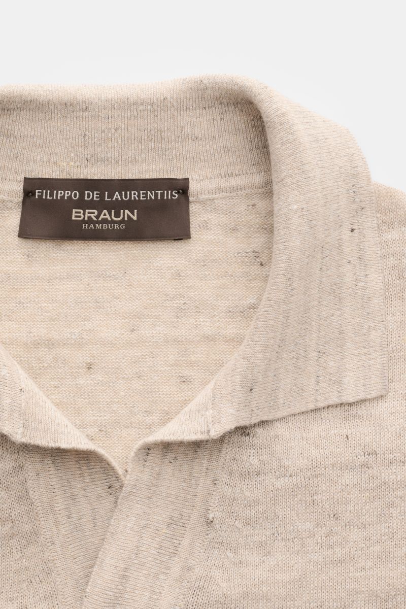 Filippo de Laurentiis Kurzarm-Strickpolo 'Skipper' grau/beige meliert, Detailaufnahme von oben, klassischer Polokragen, offene Kragenleiste, weicher Griff, Leinen-Baumwoll-Mix, Slim Fit, feines Strickbild, komfortable Rippbündchen.
