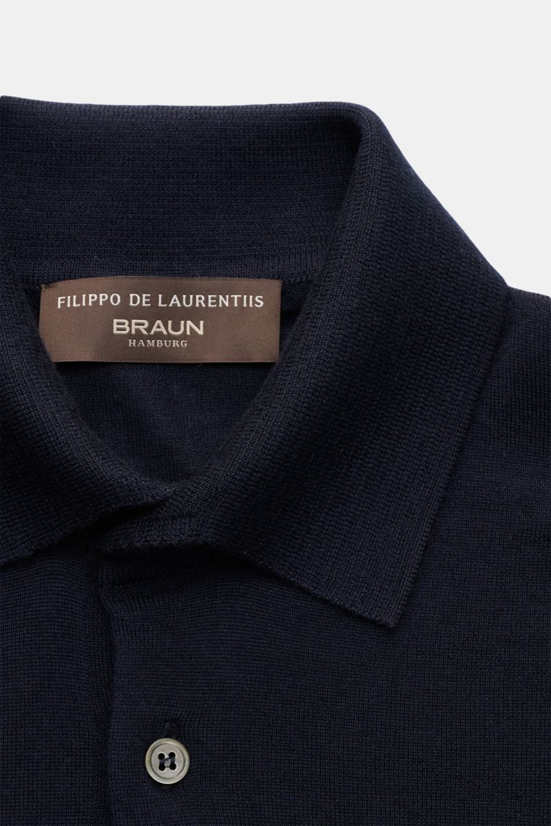 Nahaufnahme des Filippo de Laurentiis Strickpolo navy aus Cashmere-Seiden-Mix mit Slim Fit, Polokragen und Drei-Knopf-Leiste.