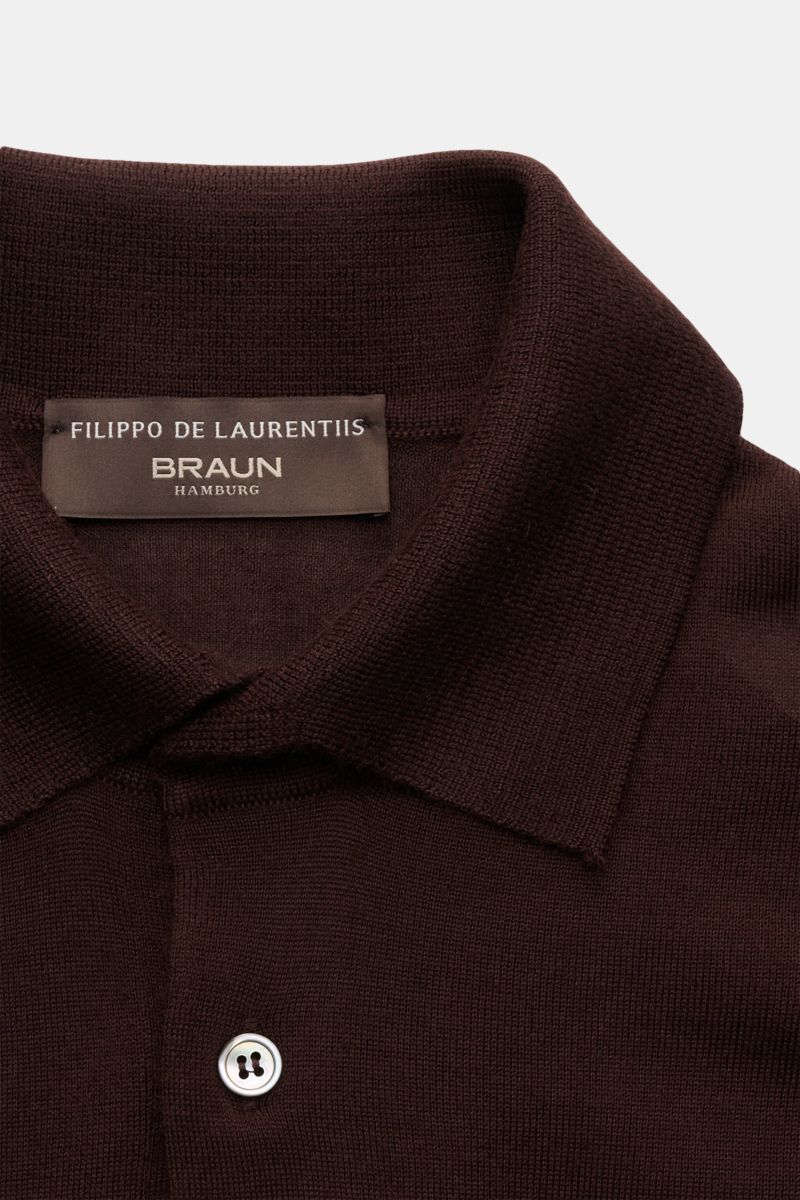 Filippo de Laurentiis Strickpolo dunkelbraun aus Cashmere-Seiden-Mix, Slim Fit, klassischer Polokragen, Drei-Knopf-Leiste, nah von oben fotografiert.