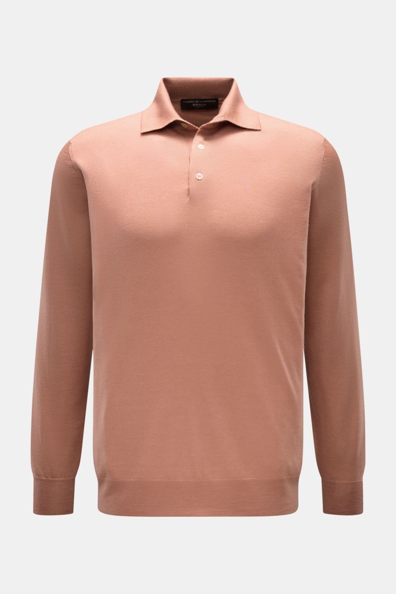Filippo de Laurentiis Strickpolo apricot, frontale Nahaufnahme, Slim Fit, aus Cashmere-Seide mit Polokragen, Rippbündchen, Drei-Knopf-Leiste, feines Strickbild, sommerlicher Luxus.