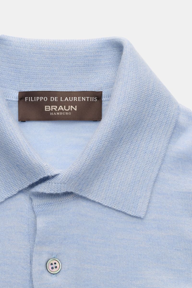 Filippo de Laurentiis Strickpolo hellblau meliert aus Cashmere-Seiden-Mix, Slim Fit, konfigurierter Polokragen, Drei-Knopf-Leiste, Rippbündchen, Nahaufnahme von oben.
