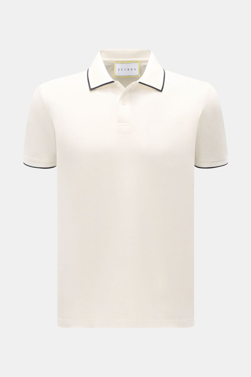 Zeybra Portofino 1962 Poloshirt offwhite, frontal fotografiert, Slim Fit aus Baumwoll-Piqué mit Kontrastkanten, zwei Knöpfen, Logo und Bündchen.