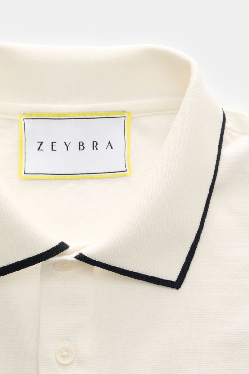 Nahaufnahme des Zeybra Portofino 1962 Poloshirts offwhite von oben, Baumwoll-Piqué, Slim Fit, Kontrastkanten am Kragen.