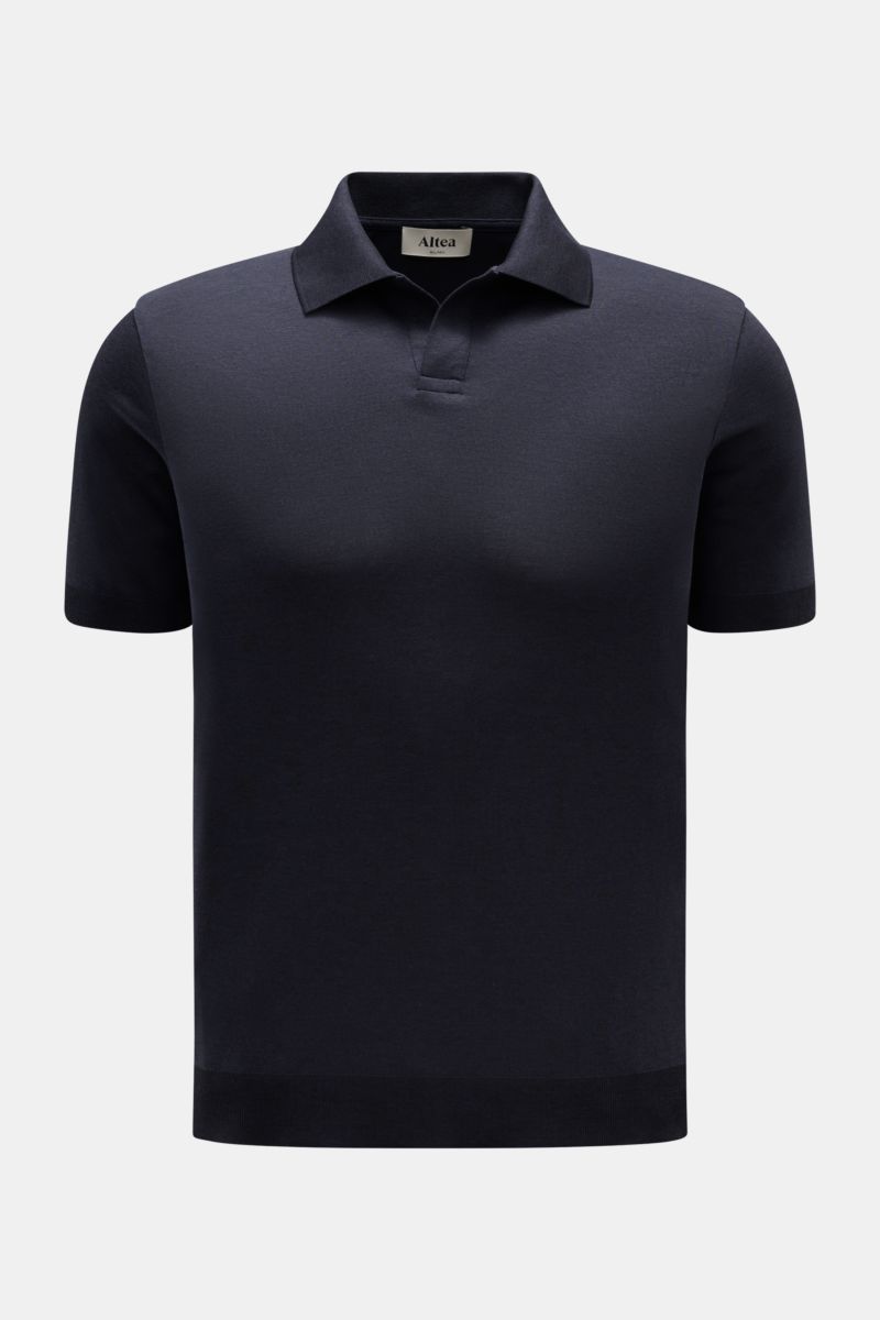 Front view of the Altea Kurzarm-Strickpolo 'Pierre' navy, a slim fit, short-sleeve knit polo with a soft lyocell-cotton mix, fine knit texture, typical collar, open placket, and elastic rib cuffs, perfect for a summery vacation feeling. Für ein sommerl