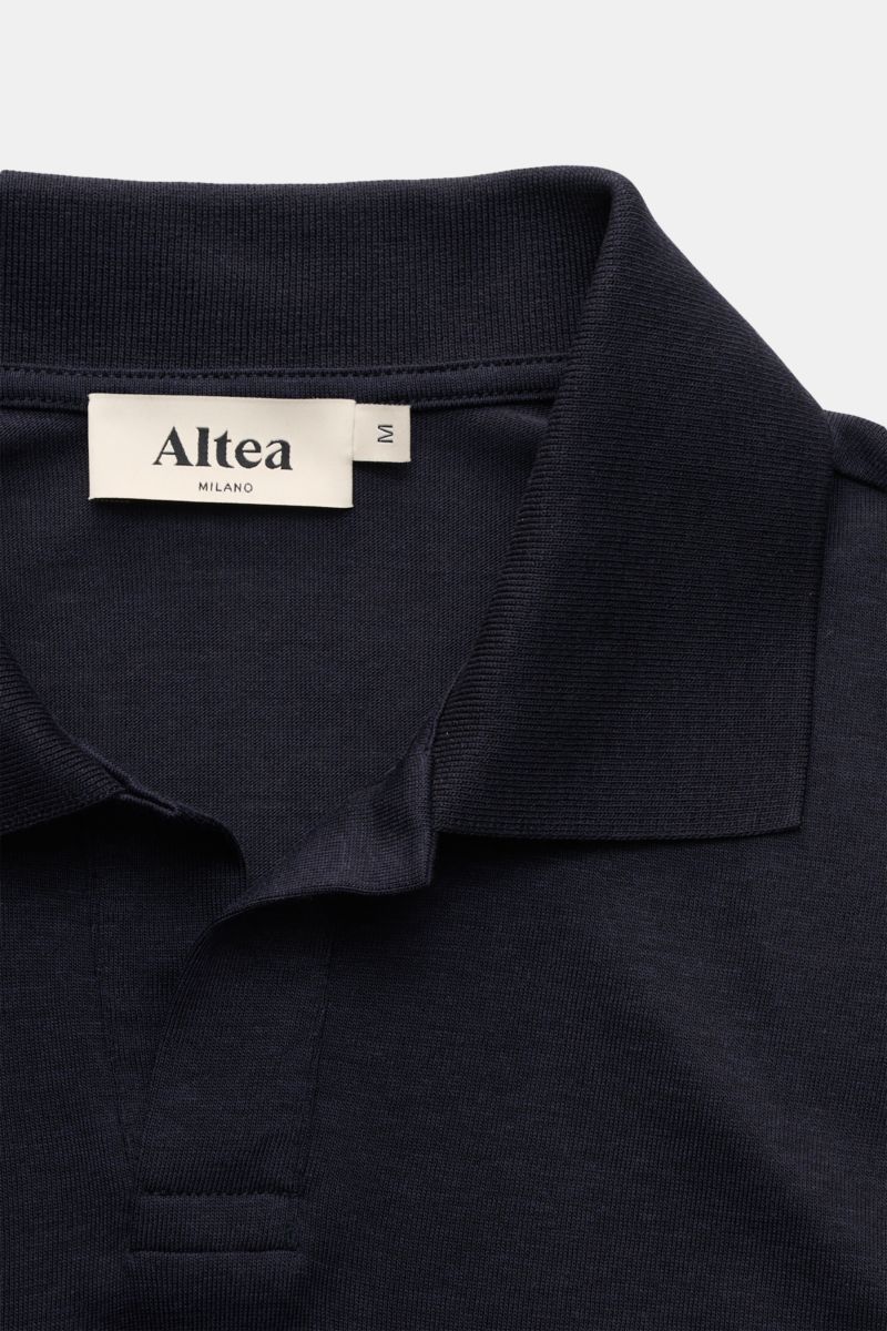 Close-up top-down view of the Altea Kurzarm-Strickpolo 'Pierre' navy, a slim fit short-sleeve knit polo in soft Lyocell-cotton mix with typical collar and open placket. Für ein sommerliches Gefühl: Das luftige Kurzarm-Strickpolo 'Pierre' von ALTEA aus sof