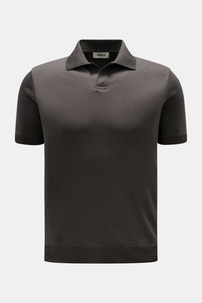 Front view of Altea Kurzarm-Strickpolo 'Pierre' graubraun, a slim fit, short-sleeve knit polo made from a soft lyocell-cotton blend with a fine knit texture, typical polo collar, open collar placket, and elastic rib cuffs for a summery feel, perfect for v