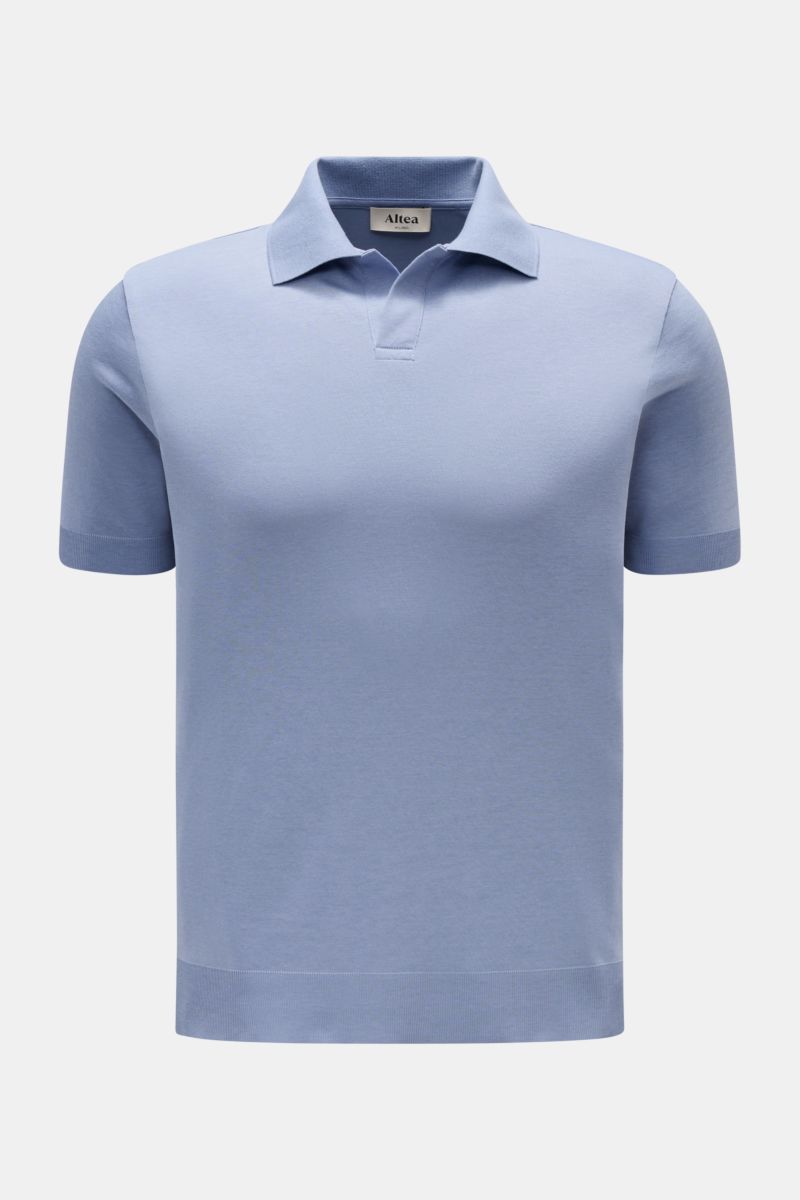 Front view of Altea Kurzarm-Strickpolo 'Pierre' rauchblau, a slim fit, short-sleeve knit polo with typical collar, open placket, soft lyocell-cotton blend, fine knit texture, and elastic rib cuffs for a summery feel.