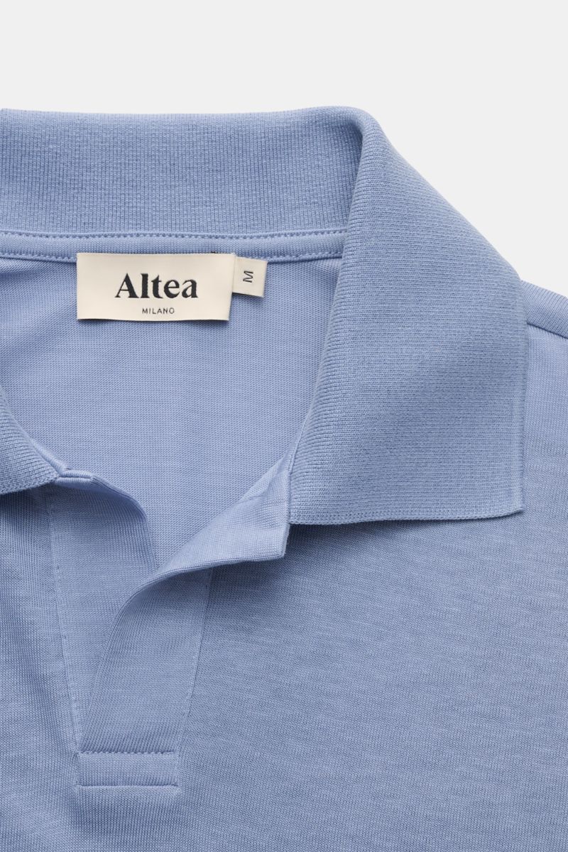 Altea Kurzarm-Strickpolo 'Pierre' rauchblau shown from a top front view, featuring a soft Lyocell-cotton mix, slim fit, fine knit, typical polo collar with open placket, and elastic ribbed cuffs. Für ein sommerliches Gefühl: Das luftige Kurzarm-Strickp