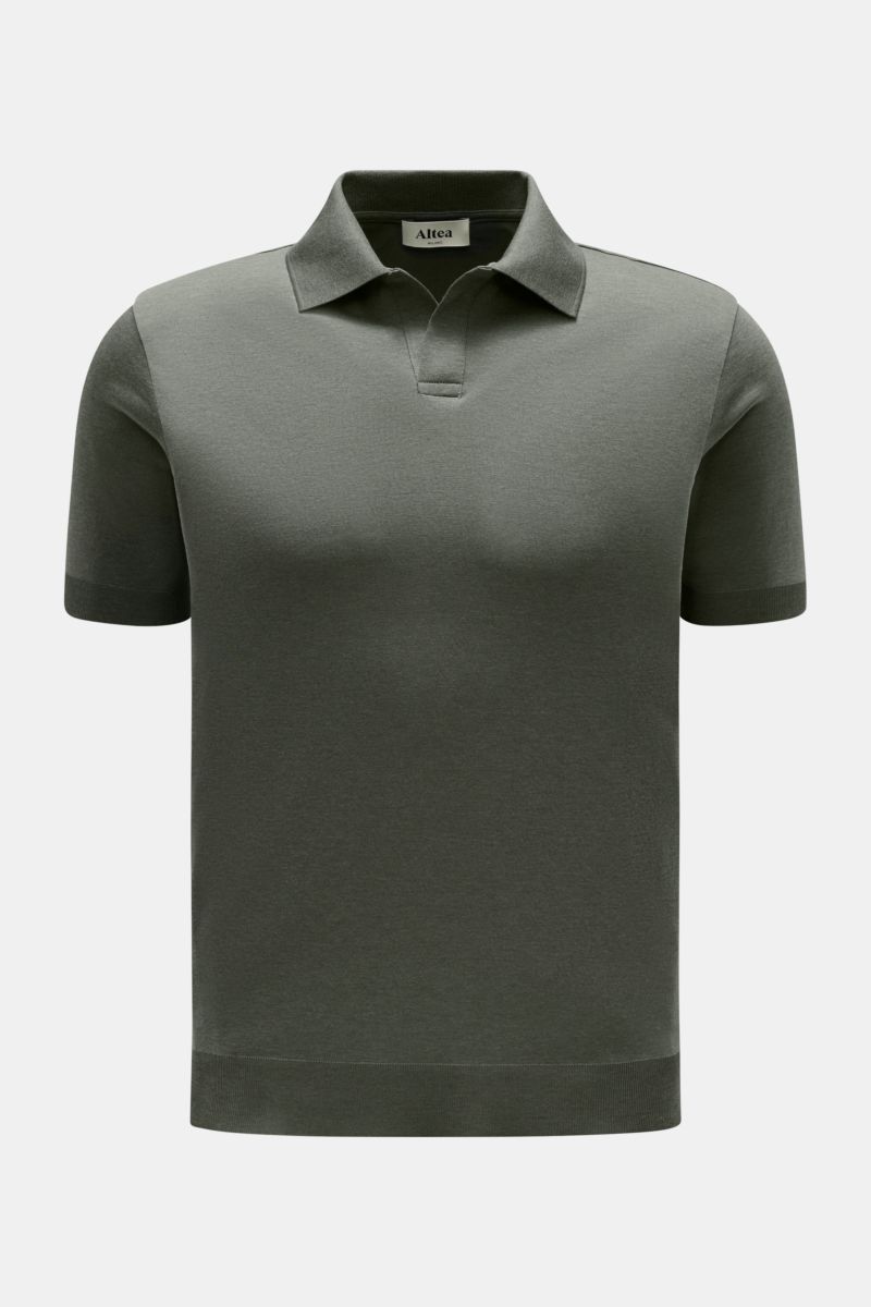 Altea Kurzarm-Strickpolo 'Pierre' graugrün front view, short-sleeve, slim fit, soft Lyocell-cotton mix, fine knit, open collar placket, elastic rib cuffs. For a summery feel: airy short-sleeve knit polo 'Pierre' by ALTEA in soft Lyocell-cotton mix with fi