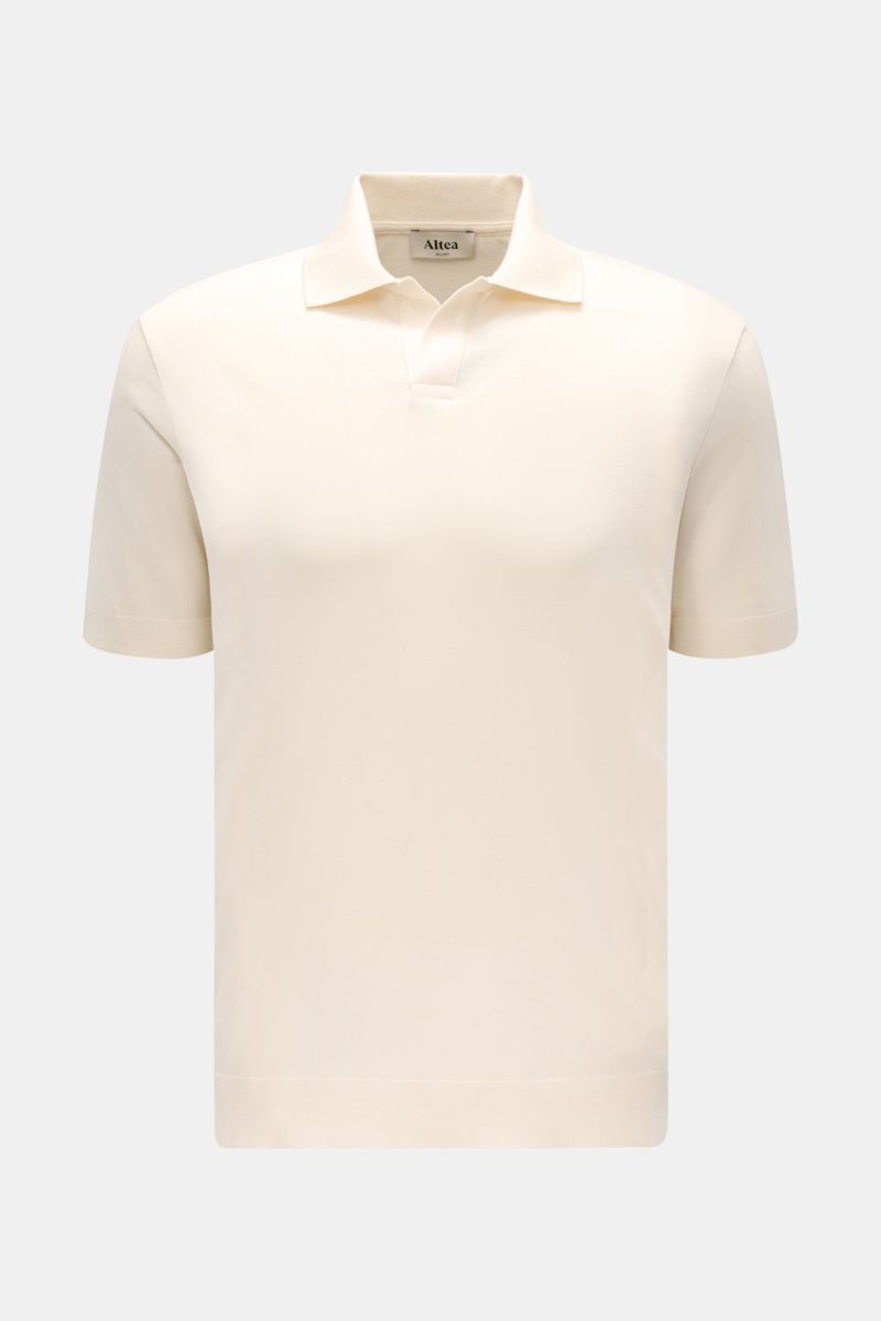 Front view of Altea Kurzarm-Strickpolo 'Pierre' creme, a slim-fit short sleeve knit polo with a soft lyocell-cotton blend, fine knit texture, typical polo collar, open placket, and elastic rib cuffs. Für ein sommerliches Gefühl: Das luftige Kurzarm-Str