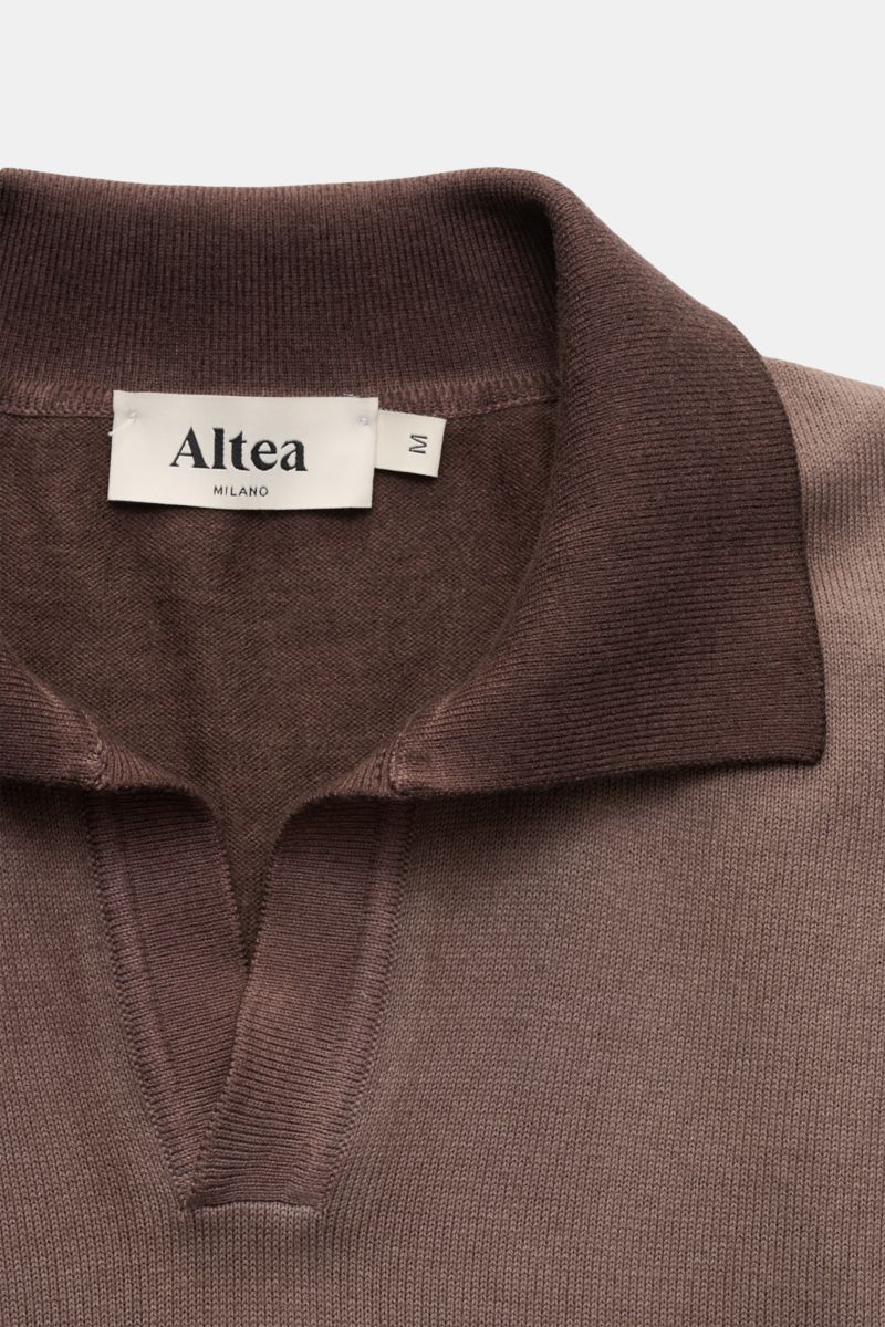 Altea Kurzarm-Strickpolo graubraun aus reiner Baumwolle, Slim Fit, weicher Griff, feines Strickbild, klassischer Polokragen, offene Kragenleiste, Rippbündchen, Nahaufnahme von oben.