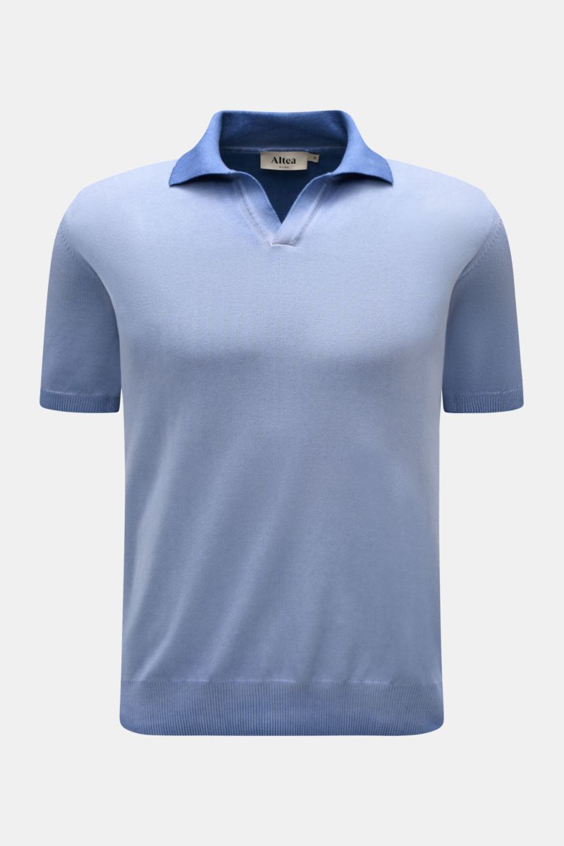 Altea Kurzarm-Strickpolo rauchblau, slim fit, reine Baumwolle, weicher Griff, feines Strickbild, klassischer Polokragen, offene Leiste, Rippbündchen, Frontansicht.