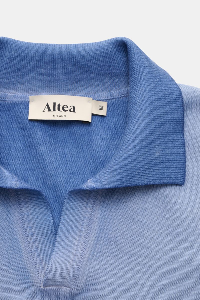 Nahaufnahme des Altea Kurzarm-Strickpolo rauchblau in Slim Fit, reine Baumwolle, weicher Griff, feines Strickbild, klassischer Polokragen, offene Kragenleiste, komfortable Rippbündchen, frontal fotografiert.