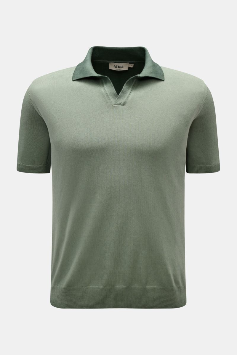 Altea Kurzarm-Strickpolo graugrün, Slim Fit, reine Baumwolle, weicher Griff, feines Strickbild, klassischer Polokragen, offene Kragenleiste, Rippbündchen, frontale Perspektive.