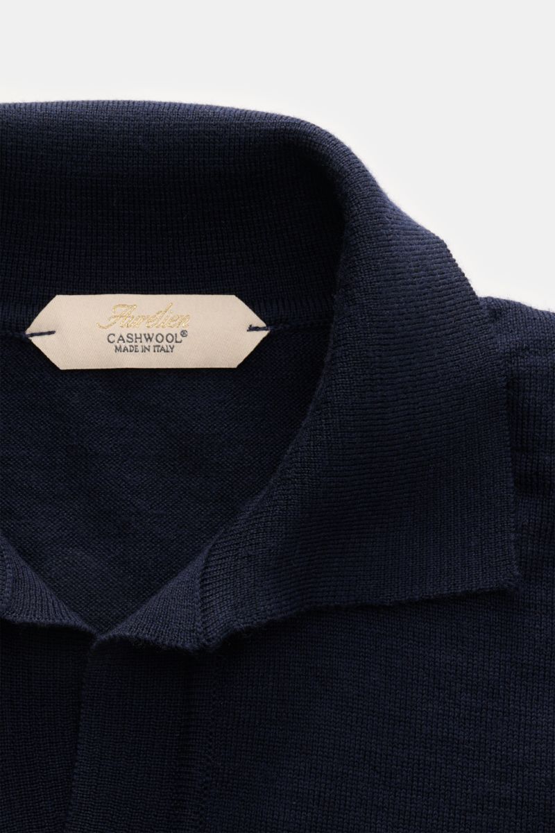 Close-up front-top view of the Aurélien Kurzarm-Strickpolo 'Cashwool' navy showing the classic polo collar and open placket, made of pure Merino wool with a soft touch, fine knit texture, slim fit, and comfortable ribbed cuffs. Frühlings-Essential: Das Ku