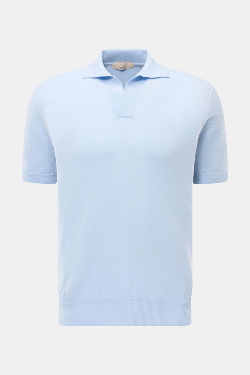 Front view of Aurélien Kurzarm-Strickpolo 'Cashwool' hellblau, a slim fit short-sleeve knit polo in light blue Merino wool with classic collar, open placket, soft texture, fine knit, and comfortable ribbed cuffs, a spring essential combining elegant feel 