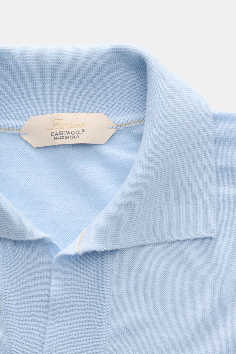 Close-up front view of the Aurélien Kurzarm-Strickpolo 'Cashwool' hellblau in light blue, showcasing pure Merino wool, soft texture, fine knit, slim fit, classic polo collar, open placket, and comfortable ribbed cuffs. Frühlings-Essential: Das Kurzarm-Str