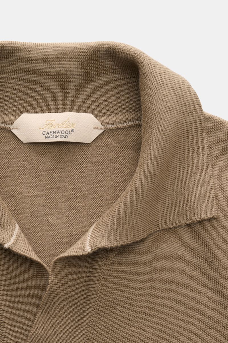 Close-up front view of the Aurélien Kurzarm-Strickpolo 'Cashwool' taupe showing its classic polo collar, open placket, and fine knit texture. Frühlings-Essential: Das Kurzarm-Strickpolo von AURÉLIEN aus exklusiver 'Cashwool'-Merinowolle vereint edle Hapti