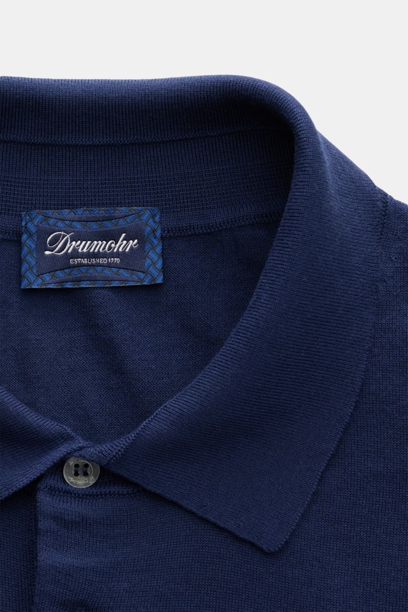 Nahaufnahme des Drumohr Kurzarm-Strickpolo navy aus feiner, weicher Baumwolle, Slim Fit, Polokragen und Drei-Knopf-Leiste, von oben fotografiert.