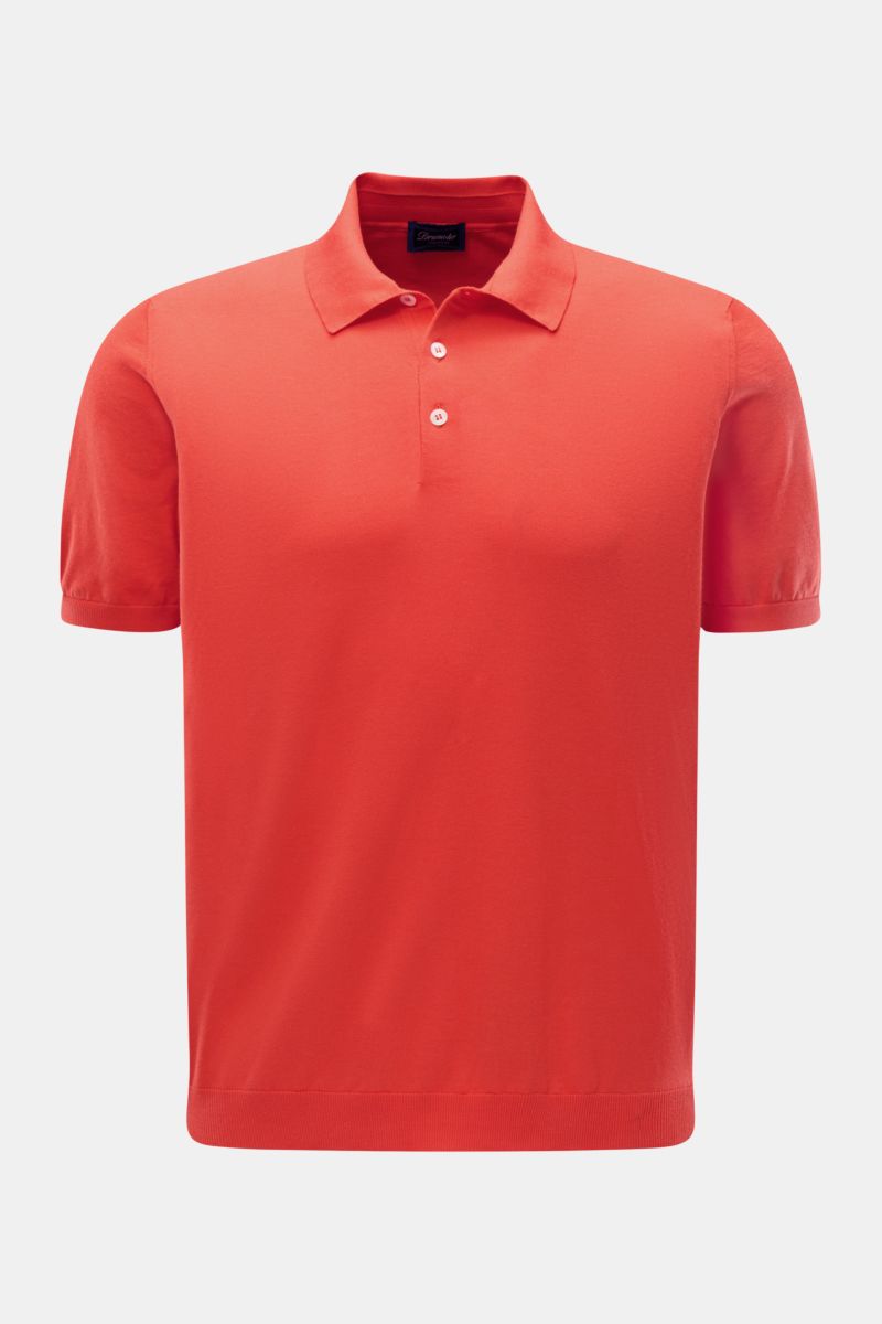 Drumohr Kurzarm-Strickpolo rot, Slim Fit, feines Baumwollstrick, Polokragen, Drei-Knopf-Leiste, elastische Bündchen, frontal fotografiert.