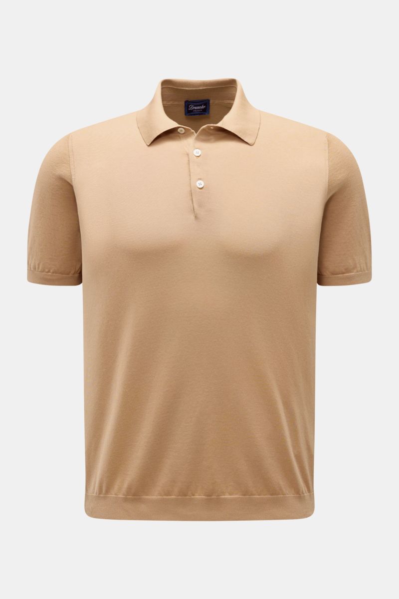 Drumohr Kurzarm-Strickpolo hellbraun, feines Baumwoll-Feinstrickpolo in Slim Fit, frontal fotografiert, mit Polokragen, Drei-Knopf-Leiste und elastischen Bündchen.